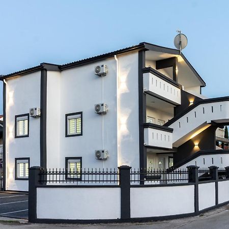 Apart-Hotel Prestige Ulcinj Ngoại thất bức ảnh